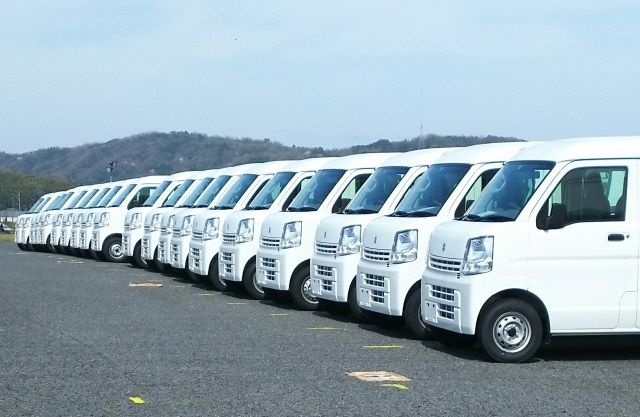 横に並んで駐車された配送トラック