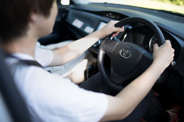 運転席に座る男性