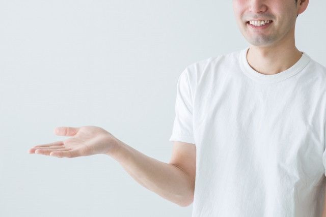 法人向け配送業者の選び方について紹介する男性