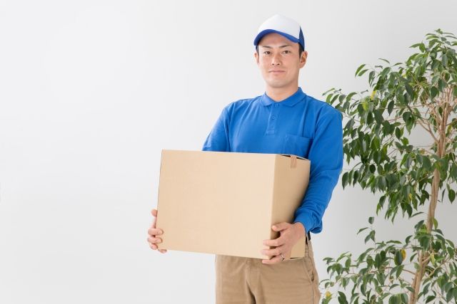 荷物を抱えた引っ越しスタッフ